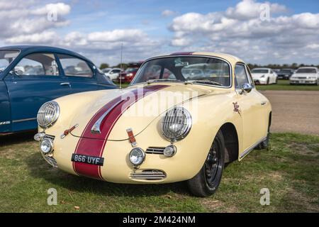 1962 Porsche 356 B Super '866 UYF' exposés au Scramble d'octobre qui s'est tenu au Bicester Heritage Centre le 9th octobre 2022. Banque D'Images