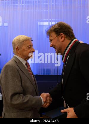 Chef d'orchestre Tadeusz Strugała (à gauche) - féliciter Tomasz Konieczny (à droite) pour ses 25 années de carrière comme chanteur de basse-baryton et prix Gloria Artis Banque D'Images