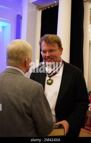 Chef d'orchestre Tadeusz Strugała (à gauche) - féliciter Tomasz Konieczny (à droite) pour ses 25 années de carrière comme chanteur de basse-baryton et prix Gloria Artis Banque D'Images