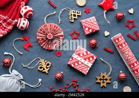 Béni Yule, Noël, festival d'hiver letton. Symboles ethnographiques, motifs de Lettonie. Amulettes de bois, papier d'emballage, boîtes-cadeaux avec brindilles de sapin Banque D'Images