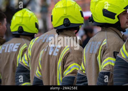 Un pompier de la brigade des pompiers de Londres assiste à un service de jour de souvenir dans le centre de Londres Banque D'Images