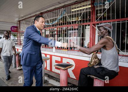 PARAMARIBO - Franc Weerwind, ministre de la protection juridique, accueille un homme dans la rue. Weerwind sera présent lundi à Paramaribo au nom du gouvernement néerlandais à la diffusion du discours du Premier ministre Mark Rutte sur le passé esclavagiste. ANP BART MAAT pays-bas hors - belgique hors Banque D'Images