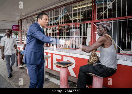 PARAMARIBO - Franc Weerwind, ministre de la protection juridique, accueille un homme dans la rue. Weerwind sera présent lundi à Paramaribo au nom du gouvernement néerlandais à la diffusion du discours du Premier ministre Mark Rutte sur le passé esclavagiste. ANP BART MAAT pays-bas hors - belgique hors Banque D'Images