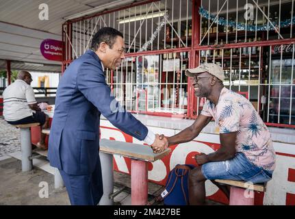 PARAMARIBO - Franc Weerwind, ministre de la protection juridique, accueille un homme dans la rue. Weerwind sera présent lundi à Paramaribo au nom du gouvernement néerlandais à la diffusion du discours du Premier ministre Mark Rutte sur le passé esclavagiste. ANP BART MAAT pays-bas hors - belgique hors Banque D'Images