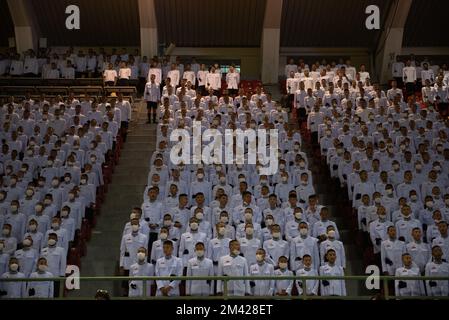 Bangkok, Thaïlande. 17th décembre 2022. Les étudiants du King's College, applaudissent pour leur équipe dans le match de rugby traditionnel, gagnez le 28th sa Majesté le Roi Maha Vajiralongkorn Bodindradebayavarangkun Cup, entre le King's College (jerseys blancs) vs Vajiravudh College (jerseys bleus) samedi. 17 décembre 2022, au stade Supachalasai, Bangkok, Thaïlande. (Credit image: © Teera Noisakran/Pacific Press via ZUMA Press Wire) Banque D'Images