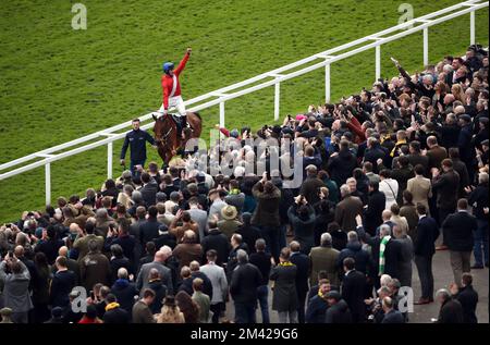 Photo du dossier datée du 11-03-2020 de Davy Russell à bord d'Envoi Allen après avoir remporté l'épreuve des novices de Ballymore au cours du deuxième jour du festival Cheltenham à l'hippodrome de Cheltenham. Davy Russell a annoncé sa retraite immédiate de la selle après avoir remporté l'obstacle Billy Harney Memorial Irish EBF Mares Novice à Thurles avec Liberty Dance. Date de publication : dimanche 18 décembre 2022. Banque D'Images