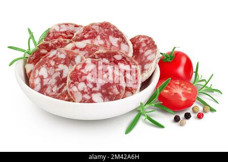 Saucisse salami dans un bol en céramique isolé sur fond blanc. Cuisine italienne avec une grande profondeur de champ Banque D'Images