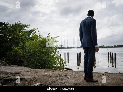 PARAMARIBO - Franc Weerwind, ministre de la protection juridique, regarde le fleuve Suriname. Weerwind sera présent lundi à Paramaribo au nom du gouvernement néerlandais à la diffusion du discours du Premier ministre Mark Rutte sur le passé esclavagiste. ANP BART MAAT pays-bas hors - belgique hors Banque D'Images