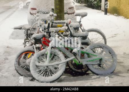 Vélos de famille à London Snow - 11th décembre 2022 Banque D'Images