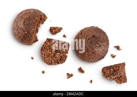biscuit au chocolat avec kerob, banane, noix de cajou, graines de tournesol isolées sur fond blanc. Aliments sains, sans gluten, sans farine. Vue de dessus. Pose à plat. Banque D'Images