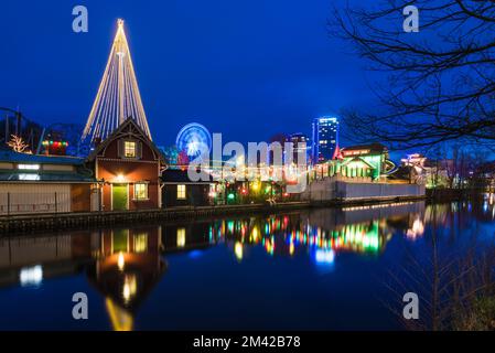 GÖTEBORG, SUÈDE - 3 DÉCEMBRE 2015 : réflexion du parc d'attractions de nuit Banque D'Images