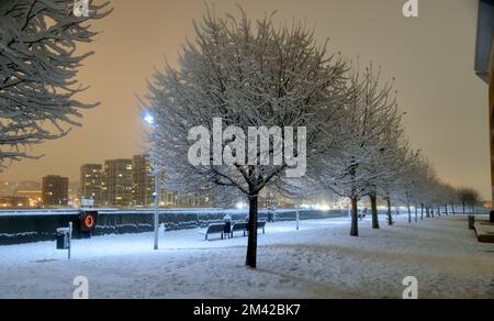 Sentier résidentiel au bord de la rivière à London Snow - 11th décembre 2022 Banque D'Images