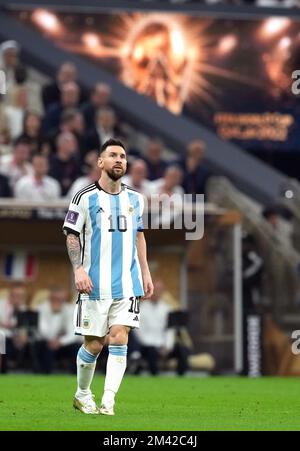 Lionel Messi, en Argentine, regarde avec un grand signe du trophée de la coupe du monde de la FIFA en arrière-plan lors de la finale de la coupe du monde de la FIFA au stade Lusail, au Qatar. Date de la photo: Dimanche 18 décembre 2022. Banque D'Images