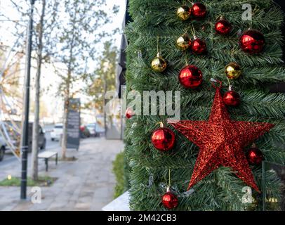Décorations de Noël, rue de ville sur fond flou. Banque D'Images