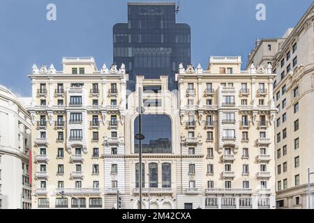 Façades de bâtiments majestueux de la Gran Vía de Madrid en Espagne Banque D'Images