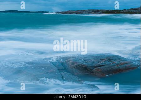 Vagues s'écrasant sur la plage, Suède Banque D'Images