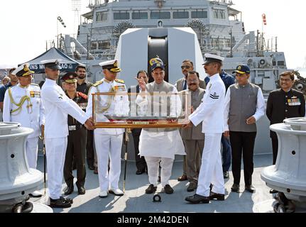 Mumbai, Inde. 18th décembre 2022. Chef d'état-major de la marine (CNS) l'amiral R.Hari Kumar (au centre à gauche) présente un modèle de missile guidé furtif Destroyer du projet 15B, INS Mormugao au ministre indien de la Défense Rajnath Singh (au centre à droite) au chantier naval de Mumbai. Le navire de guerre indigène a été construit à Mazagon Dock à Mumbai. Crédit : SOPA Images Limited/Alamy Live News Banque D'Images