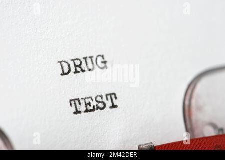 Expression de test de drogue écrite avec une machine à écrire. Banque D'Images