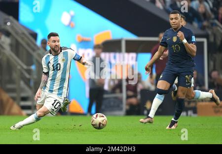 Lionel Messi (à gauche) en Argentine et Kylian Mbappe en France se battent pour le ballon lors de la finale de la coupe du monde de la FIFA au stade Lusail, au Qatar. Date de la photo: Dimanche 18 décembre 2022. Banque D'Images