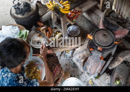 Tabanan, Indonésie, août 28 2021 : la cuisine balinaise traditionnelle est équipée d'un poêle à bois en argile. Le poêle est noir parce qu'il a été brûlé par Banque D'Images