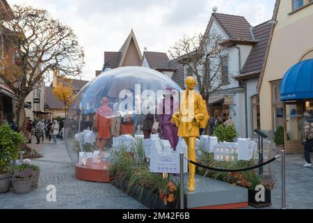 Maasmechelen. Limbourg. Belgique - 01-11-2021. Exemple de commerce extérieur. Exposition extérieure de divers magasins de vêtements au Maasmechelen Village plac Banque D'Images