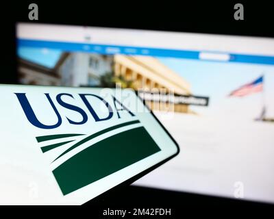 Smartphone avec logo du département de l'Agriculture des États-Unis (USDA) à l'écran devant le site Web. Mise au point à gauche de l'écran du téléphone. Banque D'Images