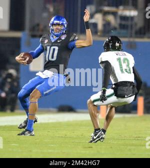 17 décembre 2022, Frisco, Texas, Etats-Unis: Boise State Broncos quarterback TAYLEN GREEN (10) regarde sur la touche pour la place à courir. (Image de crédit : © Gregory Dodds/ZUMA Press Wire) Banque D'Images