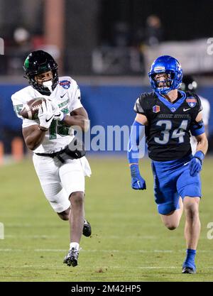 17 décembre 2022, Frisco, Texas, Etats-Unis: Texas du Nord moyenne Vert large récepteur JORDAN SMART(15) fait des yards après capture. (Image de crédit : © Gregory Dodds/ZUMA Press Wire) Banque D'Images