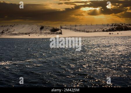 Soleil débordant sur une plage de sable blanc à destin, Floride Banque D'Images