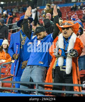 17 décembre 2022, Frisco, Texas, Etats-Unis: Les fans de Boise State vêtus pour la soirée. (Image de crédit : © Gregory Dodds/ZUMA Press Wire) Banque D'Images