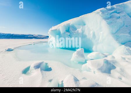 Glace berg sur la mer gelée au soleil. Groenland Banque D'Images