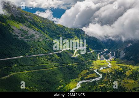 Paysage alpin époustouflant, route alpine sinueuse fantastique sur le col de Furka, Suisse, Europe Banque D'Images