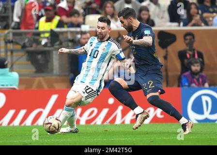 Lionel Messi (à gauche) en Argentine et Theo Hernandez en France se battent pour le ballon lors de la finale de la coupe du monde de la FIFA au stade Lusail, au Qatar. Date de la photo: Dimanche 18 décembre 2022. Banque D'Images