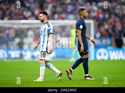 Lionel Messi (à gauche) en Argentine et Kylian Mbappe en France se promènent les uns les autres lors de la finale de la coupe du monde de la FIFA au stade Lusail, au Qatar. Date de la photo: Dimanche 18 décembre 2022. Banque D'Images