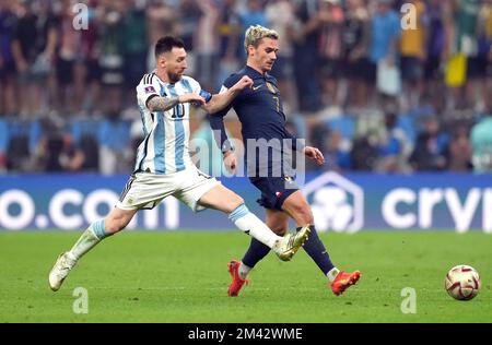 Lionel Messi (à gauche) en Argentine et Antoine Griezmann en France se battent pour le ballon lors de la finale de la coupe du monde de la FIFA au stade Lusail, au Qatar. Date de la photo: Dimanche 18 décembre 2022. Banque D'Images