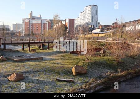 Manchester, Angleterre 15th décembre 2022. Parc Mayfield. Un parc de 6,5 hectares, avec 142 arbres, 120 000 arbustes et plantes. Ouvert en septembre 2022, il est le premier nouveau parc de la ville de Manchester depuis 100 ans. ©Ged Noonan/Alamy Banque D'Images