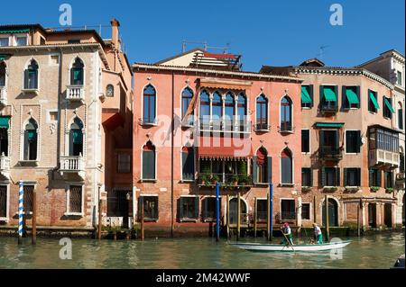 Canal, façades anciennes et bateau à rames à Venise, Italie Banque D'Images