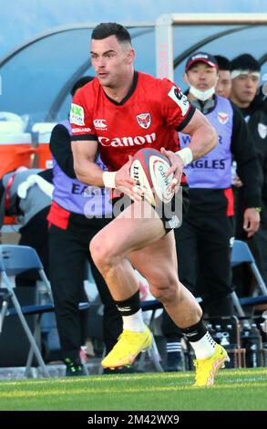 Yokohama, Japon. 18th décembre 2022. Yokohama Canon Eagles centre Jesse Kriel porte le ballon pendant la Ligue japonaise de rugby un contre Kobelco Kobe Steelers à Yokohama, banlieue de Tokyo, dimanche, 18 décembre 2022. Les aigles ont défait les Steelers 39-30. Credit: Yoshio Tsunoda/AFLO/Alay Live News Banque D'Images