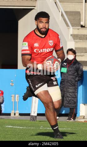Yokohama, Japon. 18th décembre 2022. Yokohama Canon Eagles WiNG Vilame Takayawa porte le ballon pendant la Ligue japonaise de rugby un contre Kobelco Kobe Steelers à Yokohama, banlieue de Tokyo dimanche, 18 décembre 2022. Les aigles ont défait les Steelers 39-30. Credit: Yoshio Tsunoda/AFLO/Alay Live News Banque D'Images