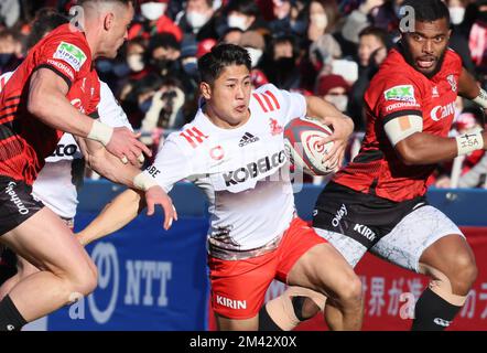 Yokohama, Japon. 18th décembre 2022. Kobelco Kobe Steelers WiNG Kanta Matsunaga porte le ballon pendant la Ligue japonaise de rugby un contre les aigles Canon de Yokohama à Yokohama, banlieue de Tokyo, dimanche, 18 décembre 2022. Les aigles ont défait les Steelers 39-30. Credit: Yoshio Tsunoda/AFLO/Alay Live News Banque D'Images