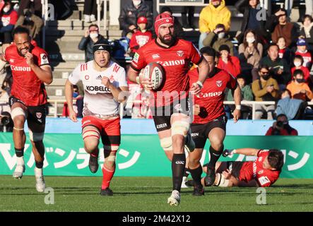 Yokohama, Japon. 18th décembre 2022. Yokohama Canon Eagles lock Cory Hill porte le ballon pendant la Ligue japonaise de rugby un contre Kobelco Kobe Steelers à Yokohama, banlieue de Tokyo dimanche, 18 décembre 2022. Les aigles ont défait les Steelers 39-30. Credit: Yoshio Tsunoda/AFLO/Alay Live News Banque D'Images