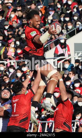 Yokohama, Japon. 18th décembre 2022. Yokohama Canon Eagles flanker Liakimatagi Moli attrape le ballon lors de la Ligue japonaise de rugby un contre Kobelco Kobe Steelers à Yokohama, banlieue de Tokyo dimanche, 18 décembre 2022. Les aigles ont défait les Steelers 39-30. Credit: Yoshio Tsunoda/AFLO/Alay Live News Banque D'Images
