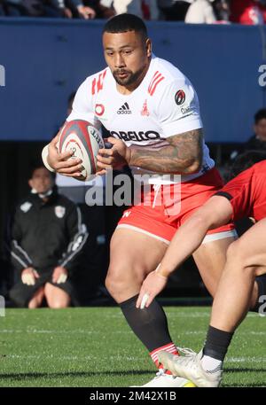 Yokohama, Japon. 18th décembre 2022. Kobelco Kobe Steelers centre Ngani Laumape porte le ballon pendant la Ligue japonaise de rugby un contre les aigles Canon de Yokohama à Yokohama, banlieue de Tokyo, dimanche, 18 décembre 2022. Les aigles ont défait les Steelers 39-30. Credit: Yoshio Tsunoda/AFLO/Alay Live News Banque D'Images