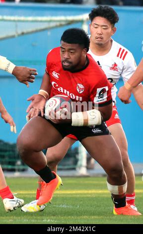 Yokohama, Japon. 18th décembre 2022. Yokohama Canon Eagles flanker Sione Halasili porte le ballon pendant le Japon Rugby League One contre Kobelco Kobe Steelers à Yokohama, banlieue de Tokyo dimanche, 18 décembre 2022. Les aigles ont défait les Steelers 39-30. Credit: Yoshio Tsunoda/AFLO/Alay Live News Banque D'Images