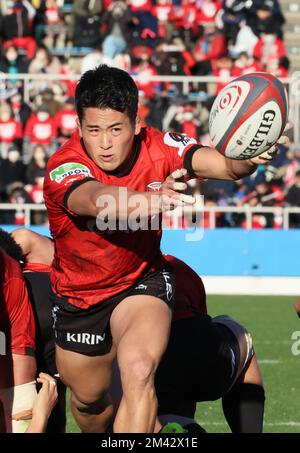 Yokohama, Japon. 18th décembre 2022. Yokohama Canon Eagles scrum moitié Kazufumi Yamasuga passe le ballon pendant la Ligue japonaise de rugby un contre Kobelco Kobe Steelers à Yokohama, banlieue de Tokyo dimanche, 18 décembre 2022. Les aigles ont défait les Steelers 39-30. Credit: Yoshio Tsunoda/AFLO/Alay Live News Banque D'Images