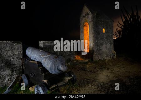 Old Cannon à fort Beekenburg la nuit. Jan Thiel, Curaçao, Antilles néerlandaises Banque D'Images