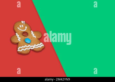 biscuit de noël homme, biscuit d'homme de pain d'épice, fond rouge et vert, isolé Banque D'Images