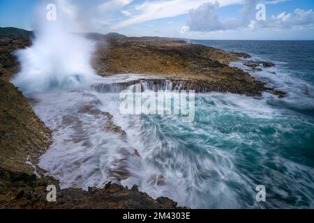 Blowhole à Boka Pistol, Parc de Shete Boka, Curaçao, Antilles néerlandaises Banque D'Images