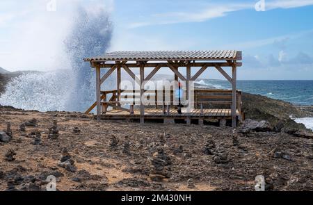 Femme regardant Boka Pistol à Shete Boka Park, Curaçao, Antilles néerlandaises Banque D'Images