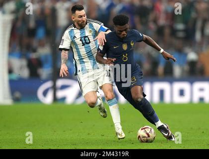 Lionel Messi en Argentine (à gauche) et Aurélien Tchouameni en France se battent pour le ballon lors de la finale de la coupe du monde de la FIFA au stade Lusail, au Qatar. Date de la photo: Dimanche 18 décembre 2022. Banque D'Images